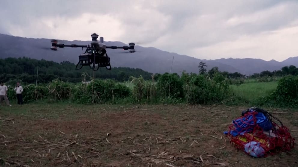 Drohnen bringen Hilfe nach Flutkatastrophe in Nepal