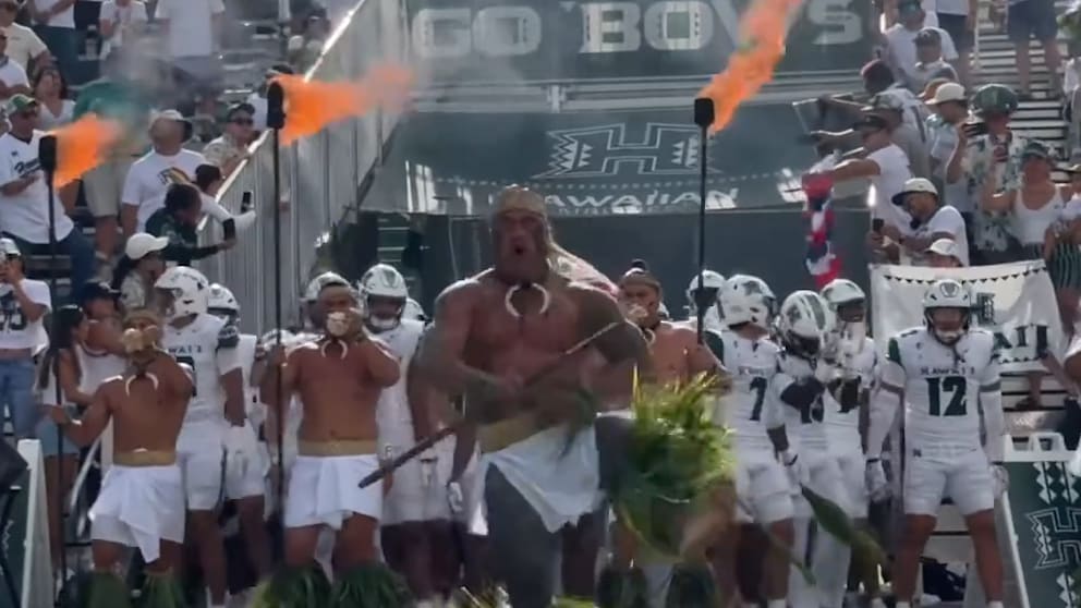Spektakulärer Einlauf der Hawaii Rainbow Warriors