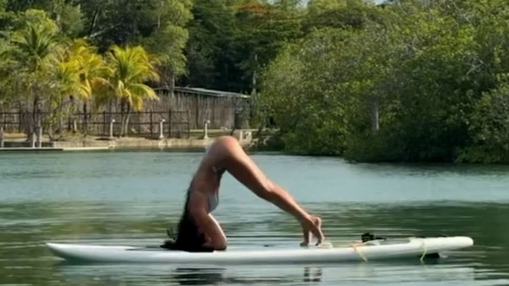 Dua Lipa beeindruckt mit Kopfstand auf Paddleboard