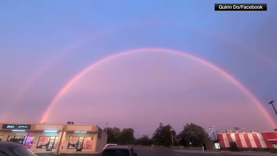 Einzigartiger Rosa Regenbogen Erscheint in New Jersey
