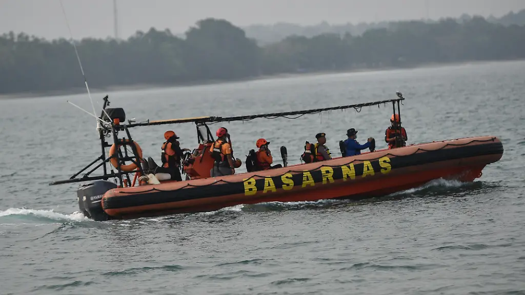 Fährunglück in Indonesien: Suche nach Vermissten
