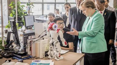 Merkel über Künstliche Intelligenz und persönliche Einblicke auf der Digital X