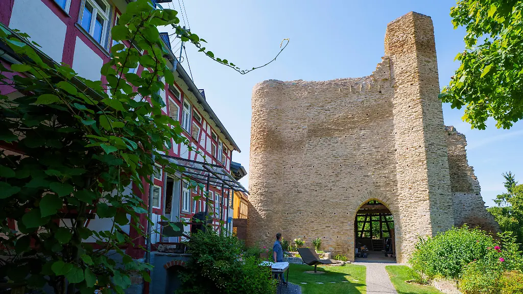 Familie Liss saniert Burgruine mit Leidenschaft