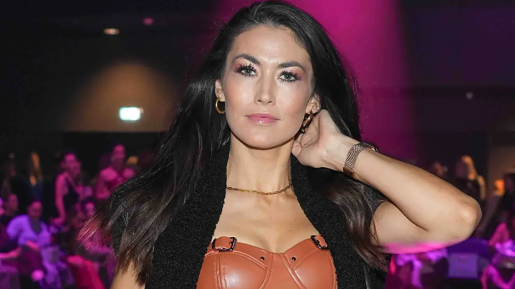 Fiona Erdmann verkündet erneute Schwangerschaft im Stil von Mafiosi