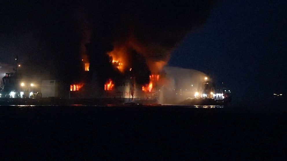 Großeinsatz der Seenotrettung: Fähre vor Indonesien in Flammen