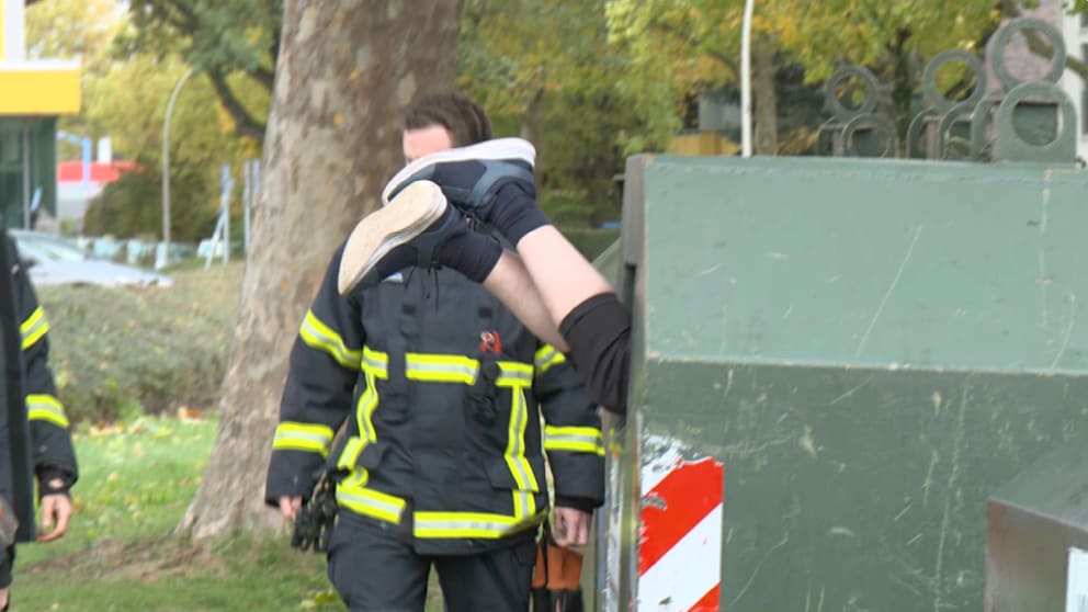 Unerwartete Rettung aus einem Schrott-Container