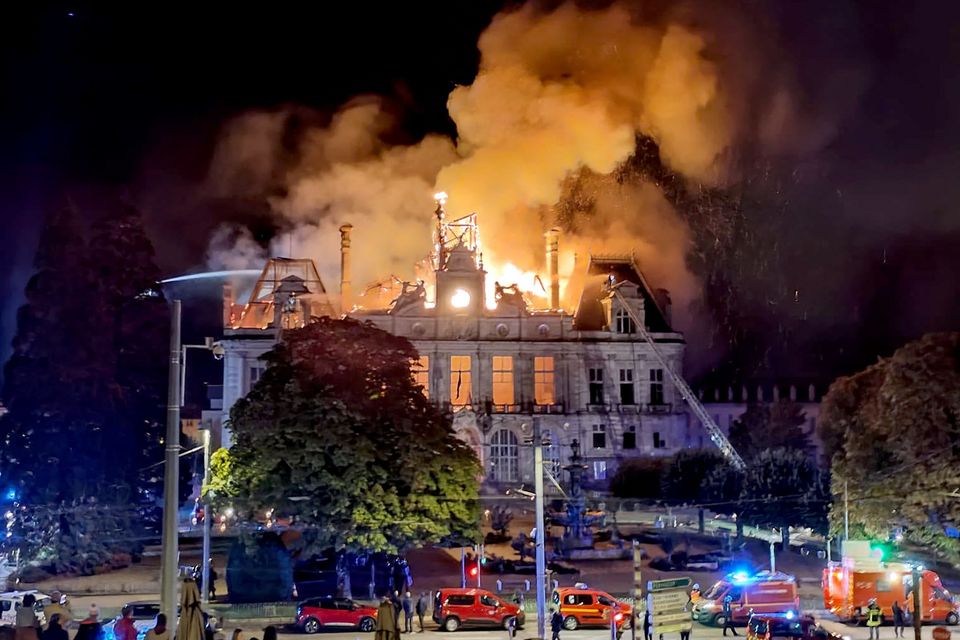 Massive Ausschreitungen in Frankreich: Gewalt gegen Schaltzentralen