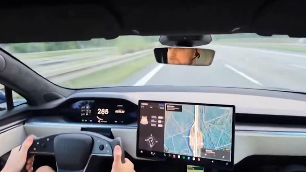 Tesla verunglückt bei hoher Geschwindigkeit auf der A10 bei Berlin