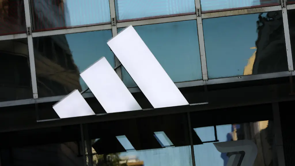 Adidas verzeichnet Rekordquartal und passt Prognose an