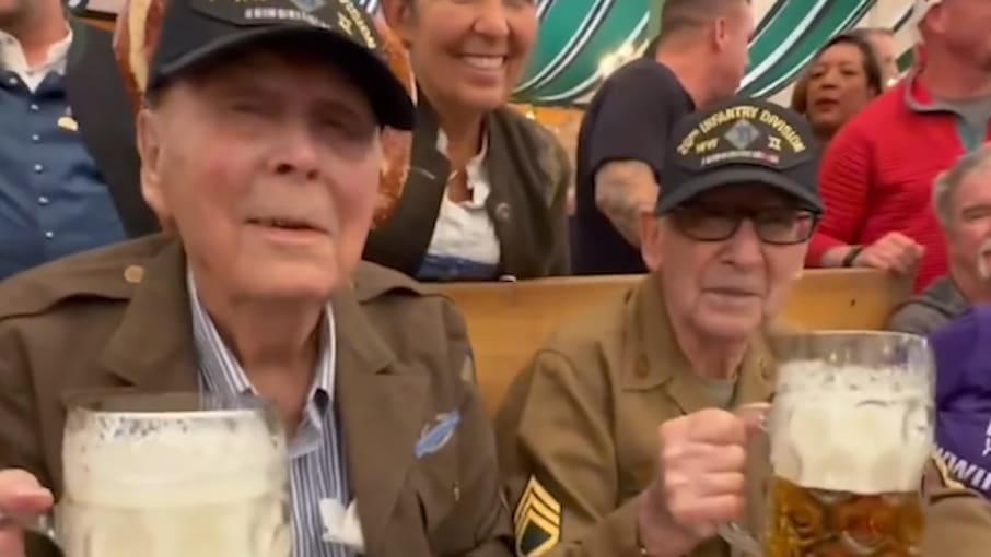 US-Veteran Andrew Bostinto grüßt Arnold Schwarzenegger von der Wiesn