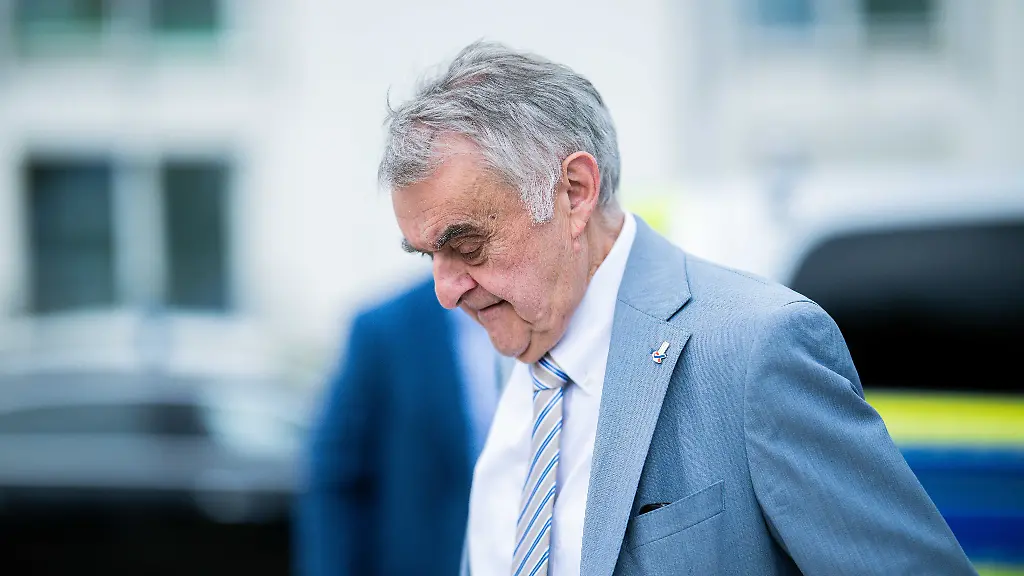 Herbert Reul spricht nach Hüft-OP