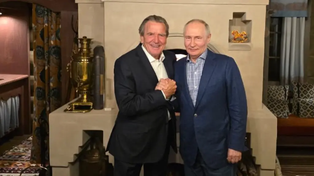 Altkanzler Schröder feiert Putins Geburtstag in Moskau