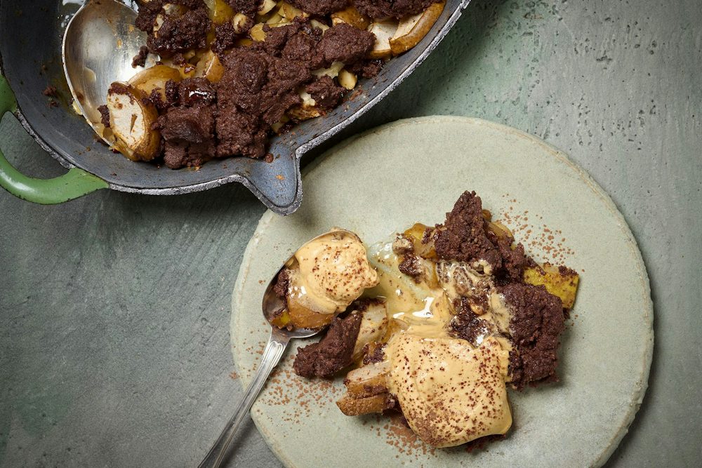 Genussvolle Karamell-Sahnecreme und Birnen-Schoko-Crumble