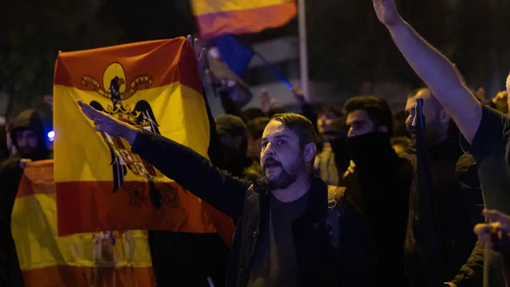 Rechtsextreme Ausschreitungen nach Zugunglück in Spanien