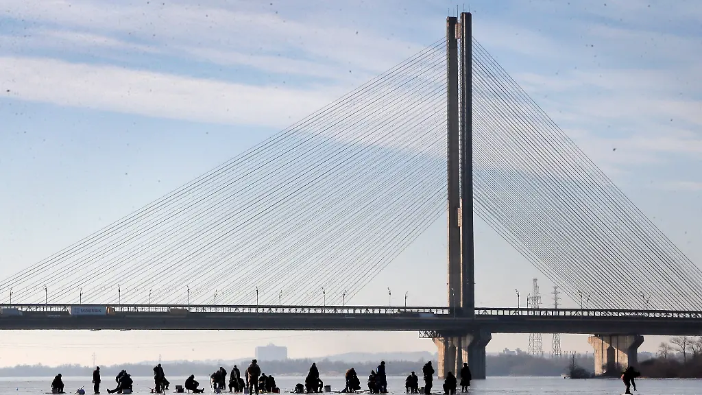 Russische Angriffe auf Kiew: Schule und Dnipro-Brücke betroffen