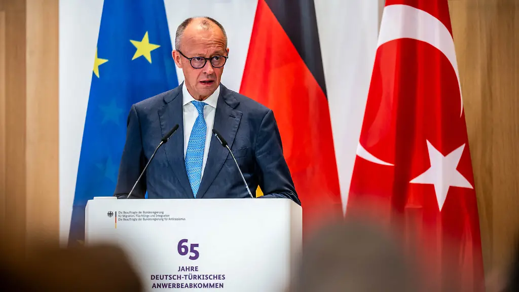 Kanzler lobt türkische Gastarbeiter und warnt vor Fremdenhass