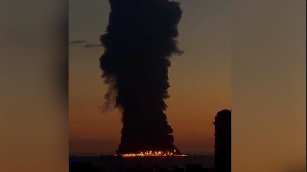 Öltanker vor Sotschi nach Angriff in Flammen