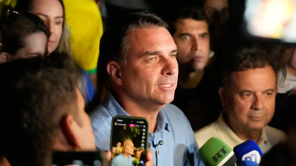Flávio Bolsonaro geht als Favorit in die Stichwahl gegen Lula
