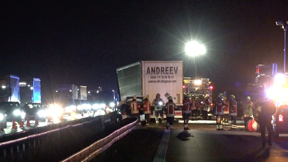 Reifenplatzer auf der A5 führt zu schwerem Unfall