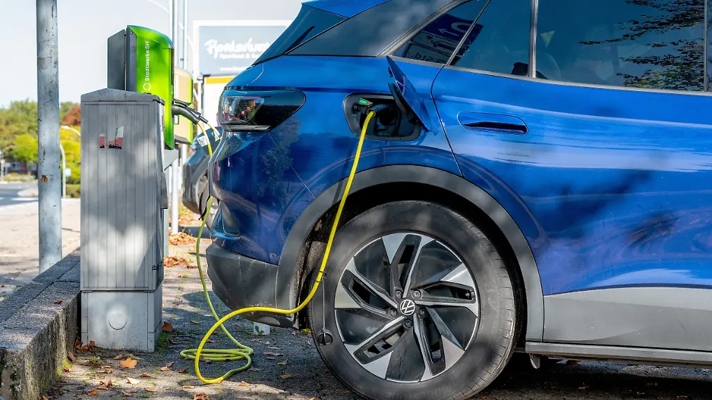 Preisdynamik von Elektroautos und Verbrennern