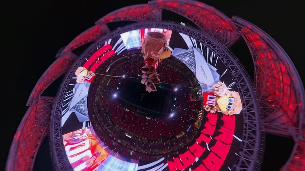 Spektakulärer Stunt: „Halbes Hähnchen“ turnt hoch über dem Stadion