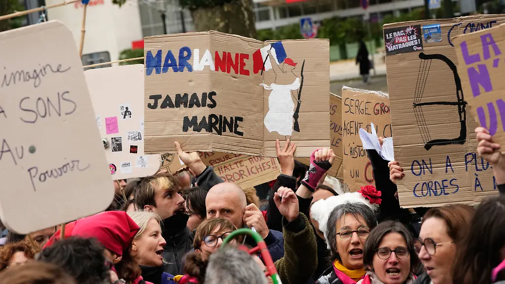 Proteste gegen Le Pens Wahlkampfauftakt in Orléans