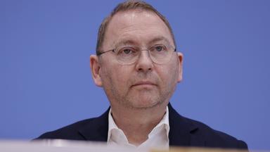 Verdi-Chef Werneke verlangt Erhalt der Rente mit 63