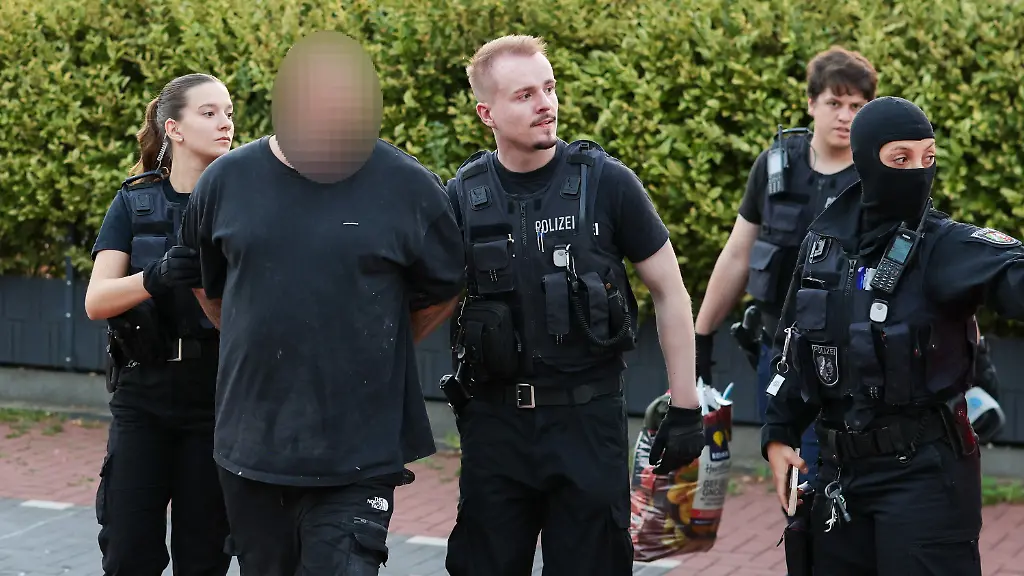 Verdacht der Bestechlichkeit gegen Polizist und Stadt-Mitarbeiter bei Hells Angels-Razzia
