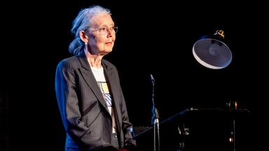 Anne Carson: Die Literaturnobelpreisträgerin und ihre Verbindung zur Antike