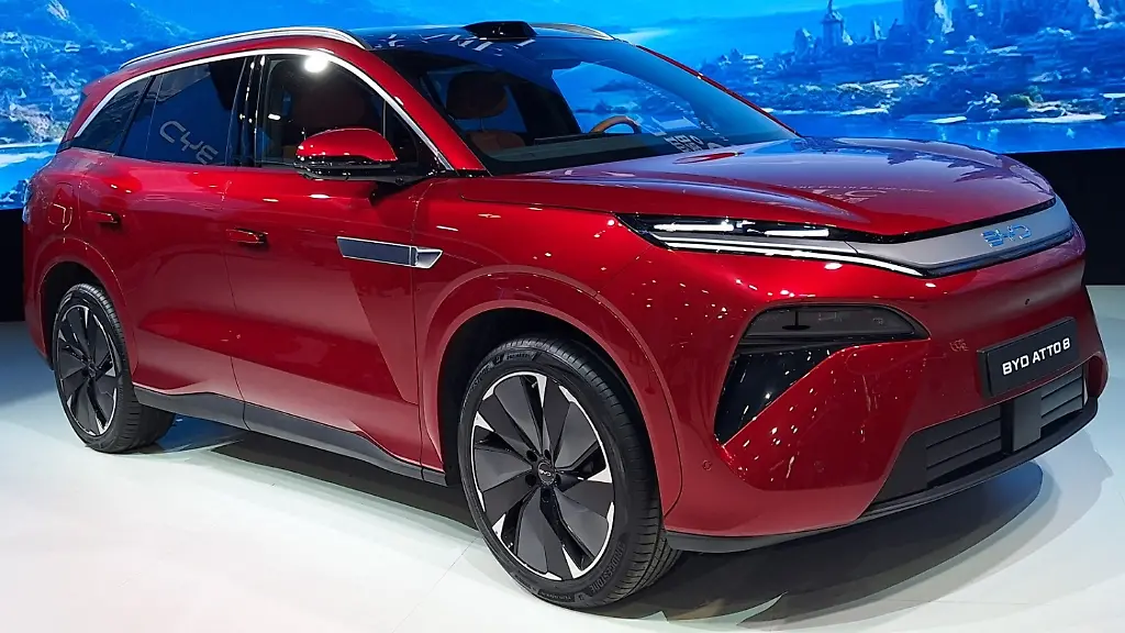 BYD stellt den neuen Atto 8 auf dem Autosalon in Paris vor