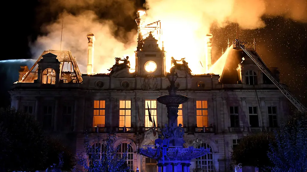 Anti-Terror-Einheit ermittelt nach Rathausbrand in Limoges