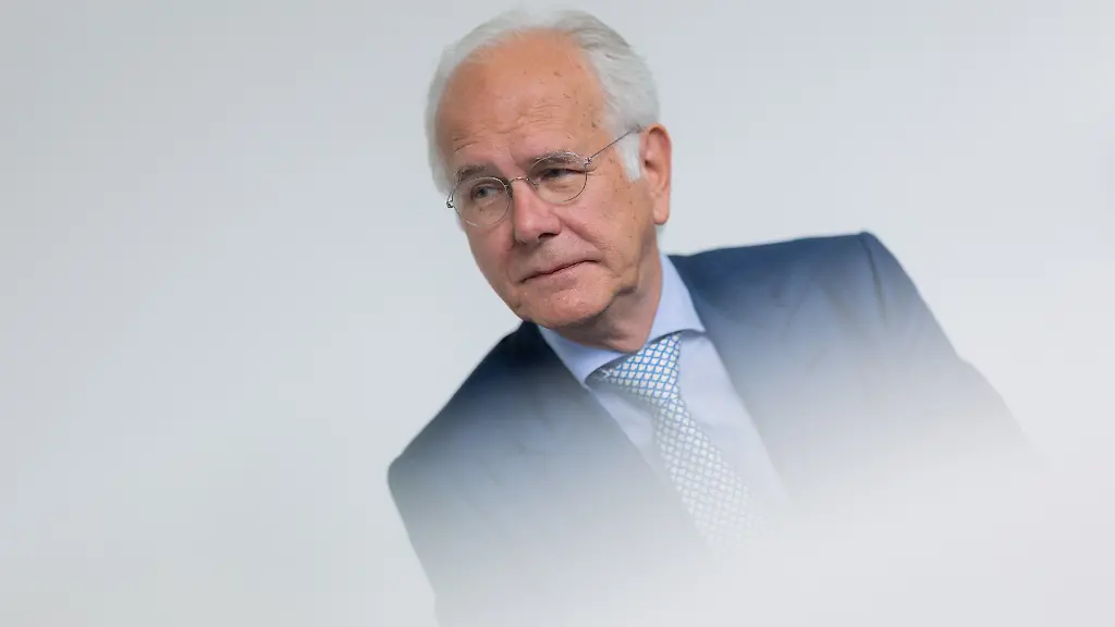 Harald Schmidt verschenkt Jaguar und fährt Bahn