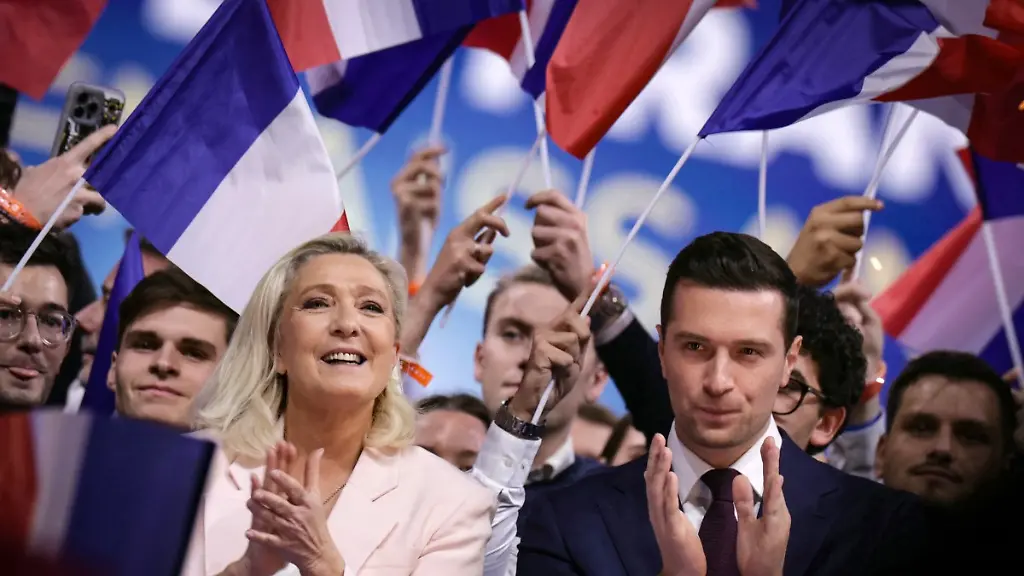 Rechtsnationale in Umfragen vorne: Le Pen startet nach Pariser Krawallen als Favoritin in den Wahlkampf