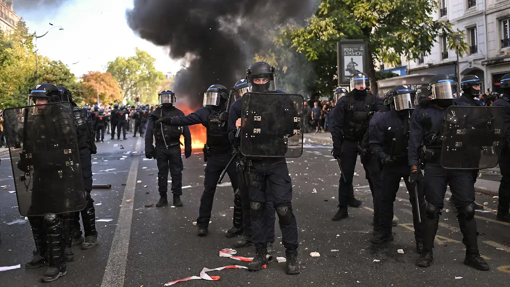 Polizist in Frankreich wegen Schuss mit Tränengas angeklagt