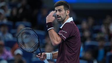 Djokovic erreicht Finale in Peking nach Disqualifikation von Medwedew