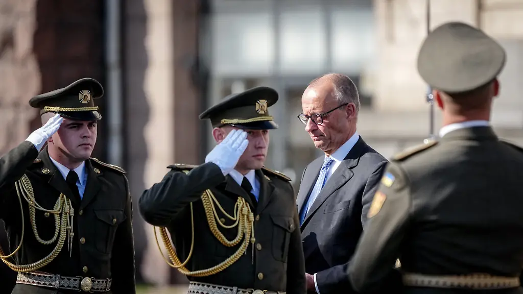 Kanzler Merz kritisiert Schröders Treffen mit Putin